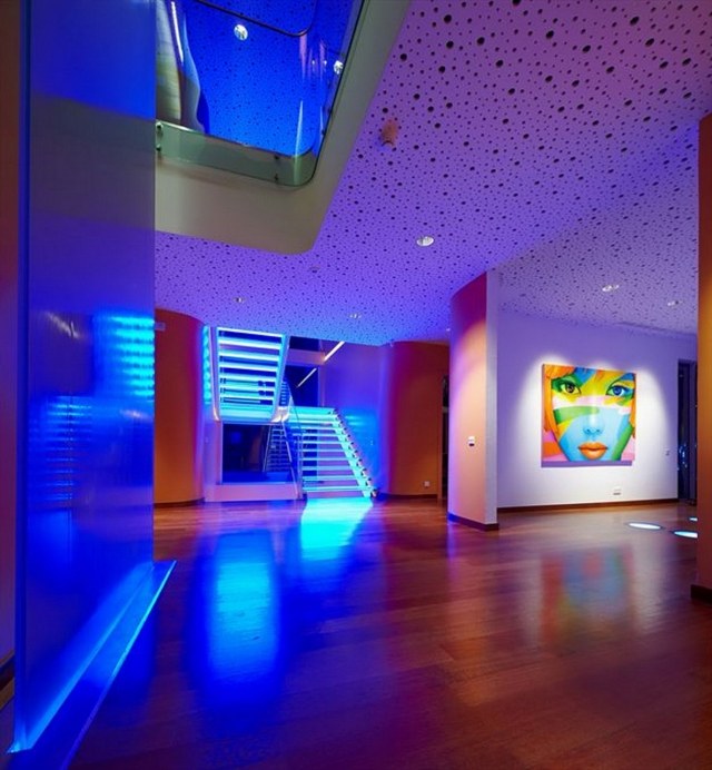 éclairage-salon-idée-originale-luminaire-led-couleur-bleue