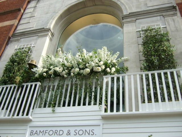 Balcon blanc plantes vertes suspendues fleurs