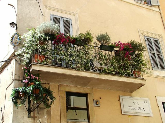 Balcon fleurs Rome batiment beige