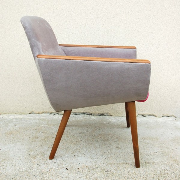 Combinaison en gris et bois du fauteuil