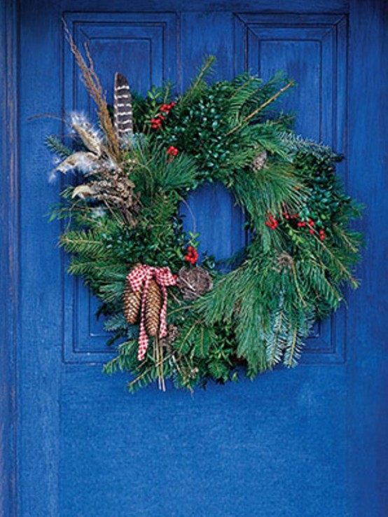 Couronne de Noël traditionnelle sur la porte
