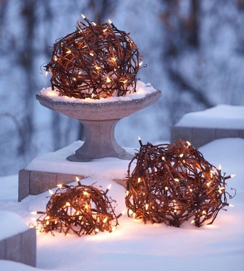 Décoration Noël extérieur avec des boules lumineuses