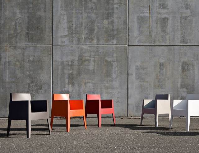 Extérieur moderne avec des chaises par Philippe Stark