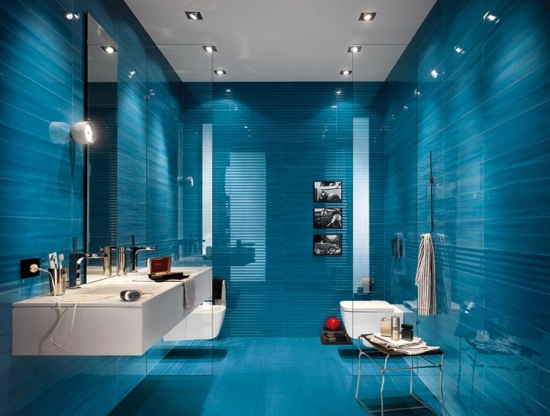 Salle de bain en bleu avec un carrelage moderne