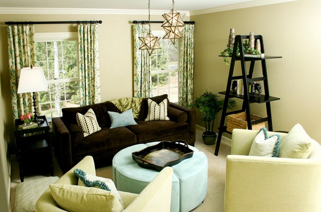 Salon avec des meubles en bleu et vert