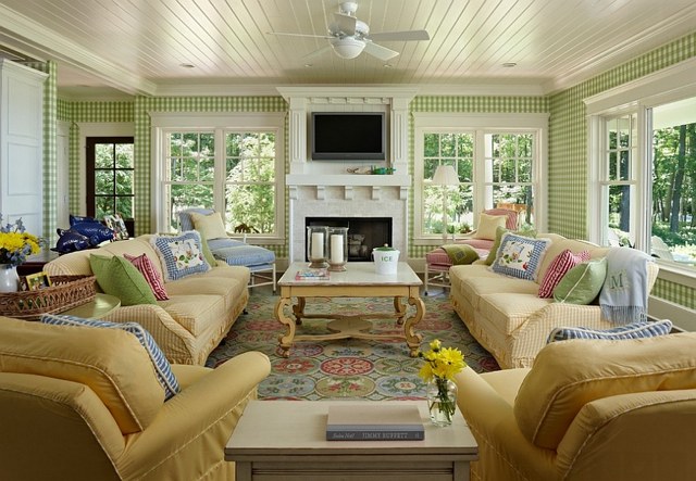 Salon vert avec un tapis persian