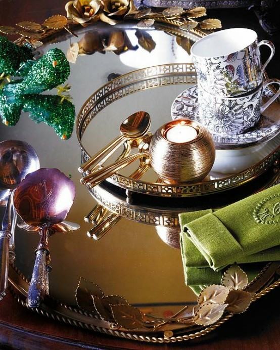 Table de Noël avec des couverts spéciaux  doré brillance luxe