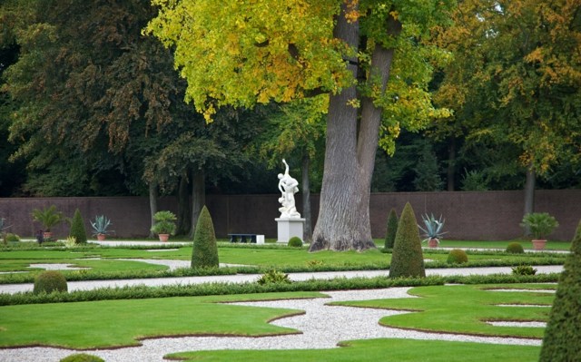 amenager son jardin baroque statuette