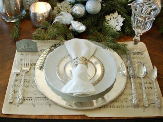 belle déco de table avec vaisselle argentée et branches sapin