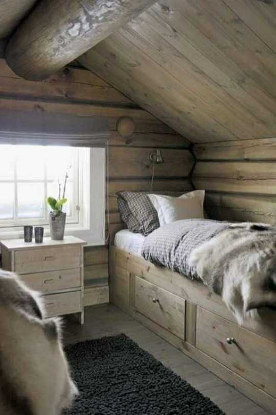 Chambre style chalet rangement sous le lit bois
