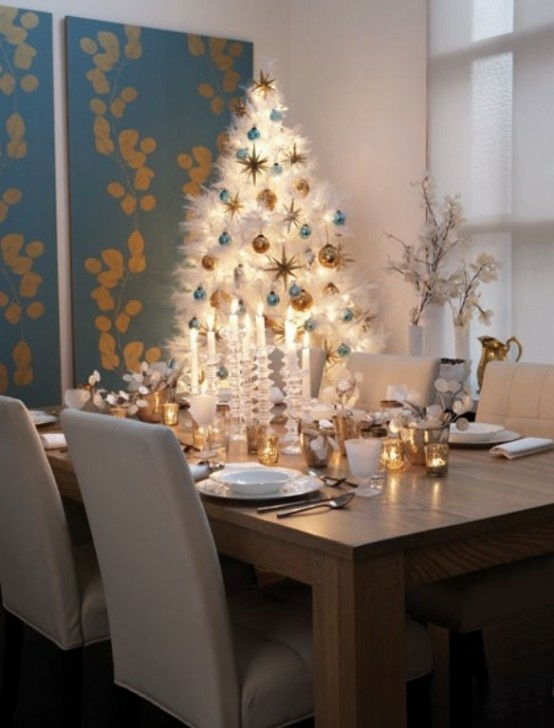 Table de Noël bougiesstyle déco splendide en blanc bleu or