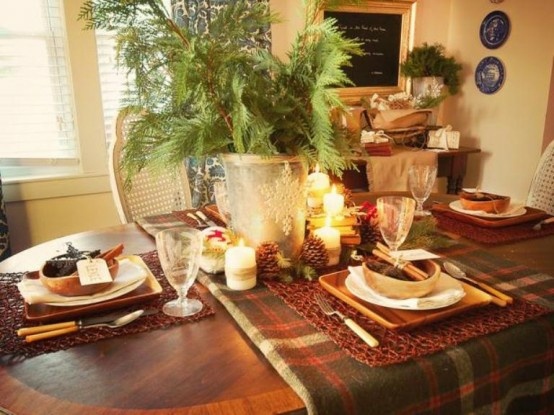 Table de Noël  branches et pommes de pins cannelle fête