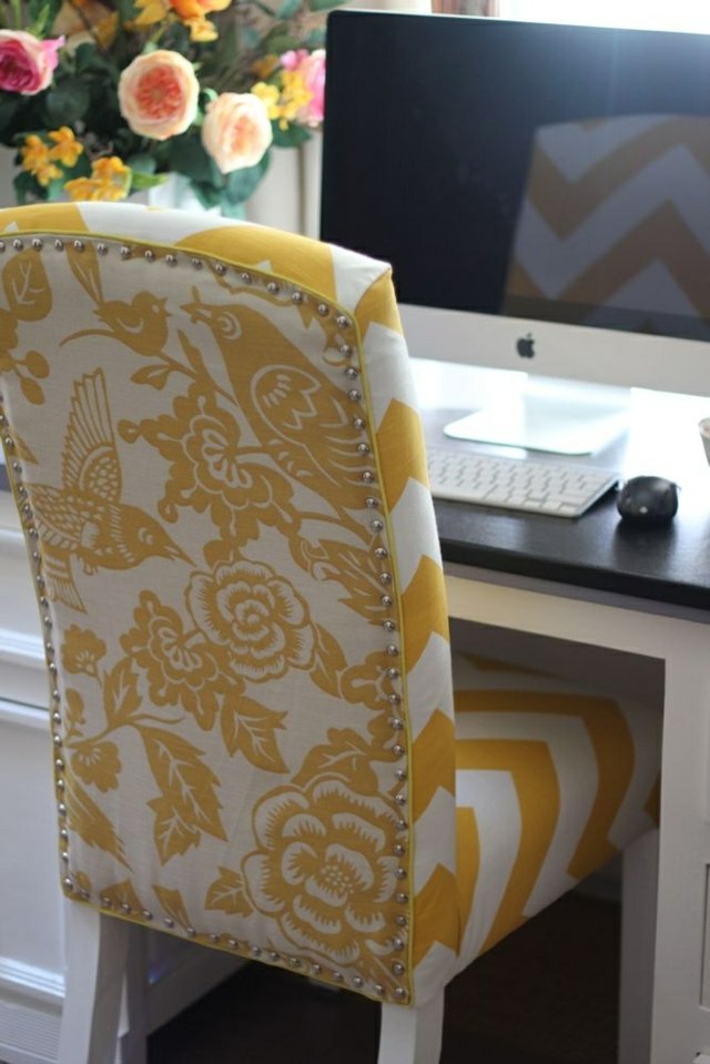 Bureau féminin déco chaises motifs fleurs en jaune et blanc 
