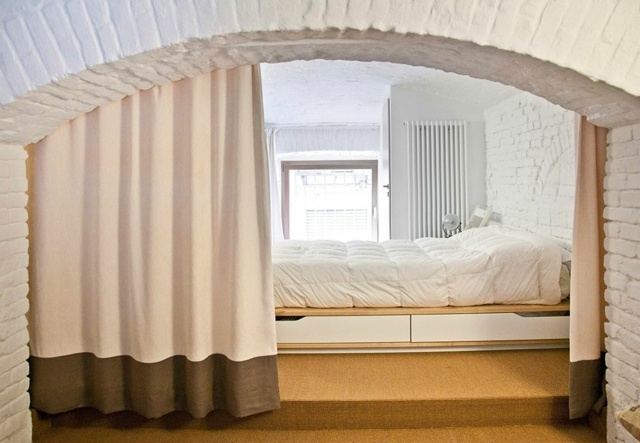 loft chambre à coucher simple et lumineuse  drap séparer 
