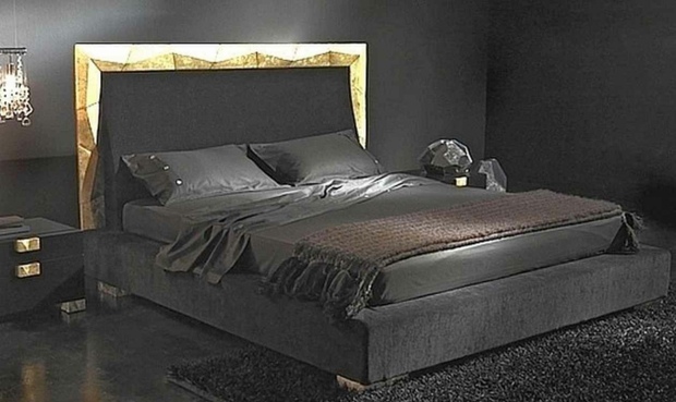 chambre a coucher decoree en noir tete de lit doree