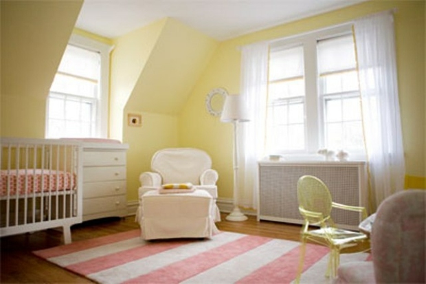 chambre minimaliste murs jaunes tapis rayures roses