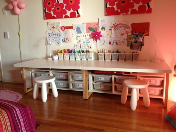 Chambre de petite fille espace créatif rose rouge 