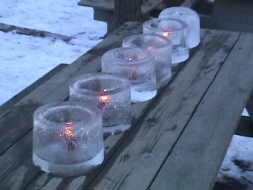 Exemple parfait déco extérieure glace bougies table neige 