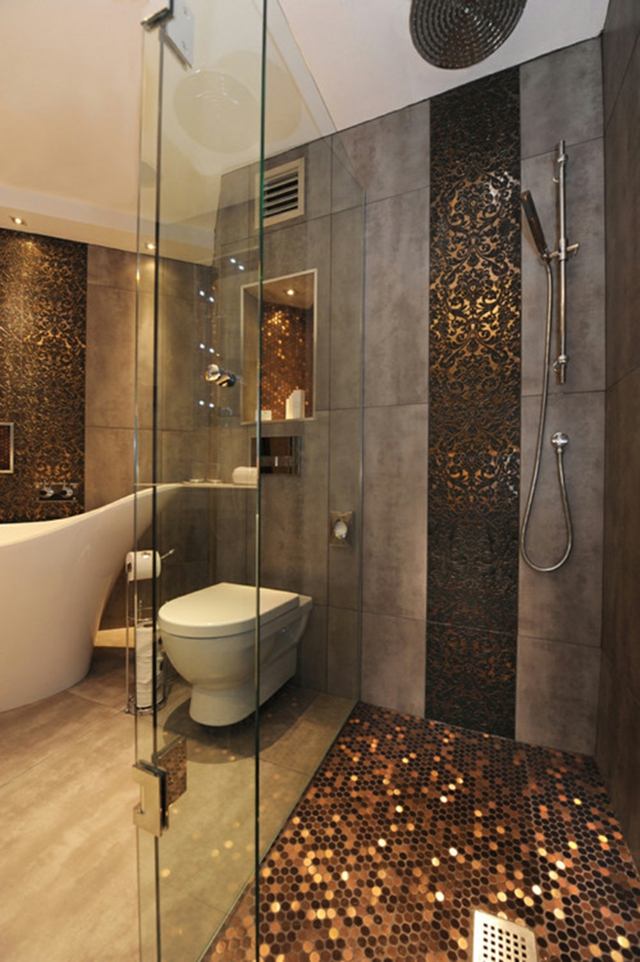 décoration dorée luxe dans la salle de bains