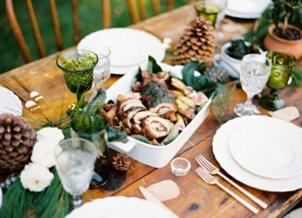 Aperçu extérieur table dîner belle décoration en marron et vert 