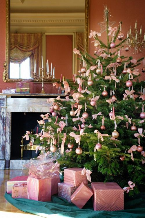 Sapin de Noël ornements rose pâle décoration cadeaux salon maison
