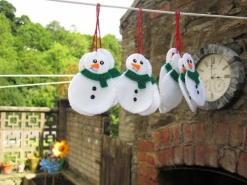 Bonhommes de neige prêts accrochés au sapin Noël motifs