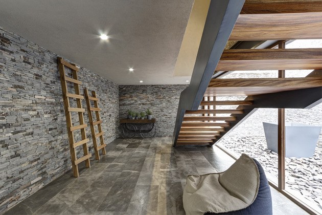 maison en pierre escalier mène deuxième étage bois particulier