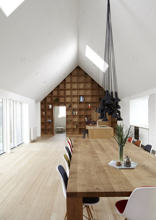 Conception pure simple salle atypique grande table manger bois solide