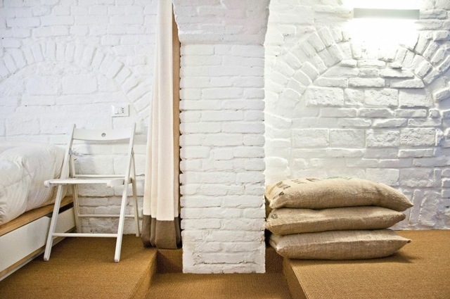 Aperçu chambre à coucher deuxième niveau mur blanc simplicité