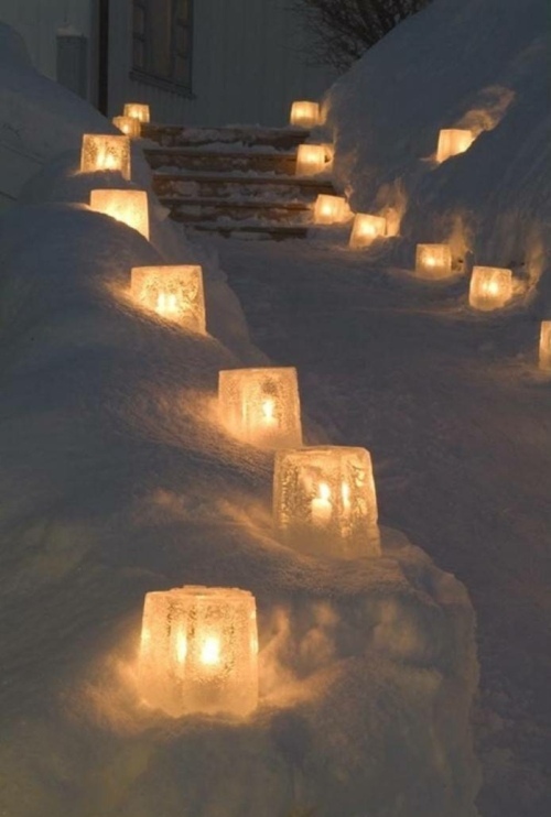 lanternes en glace guident chemin entrée de la maison déco hiver
