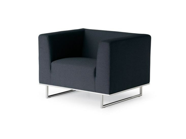 fauteuil design noir minimaliste par Fantoni