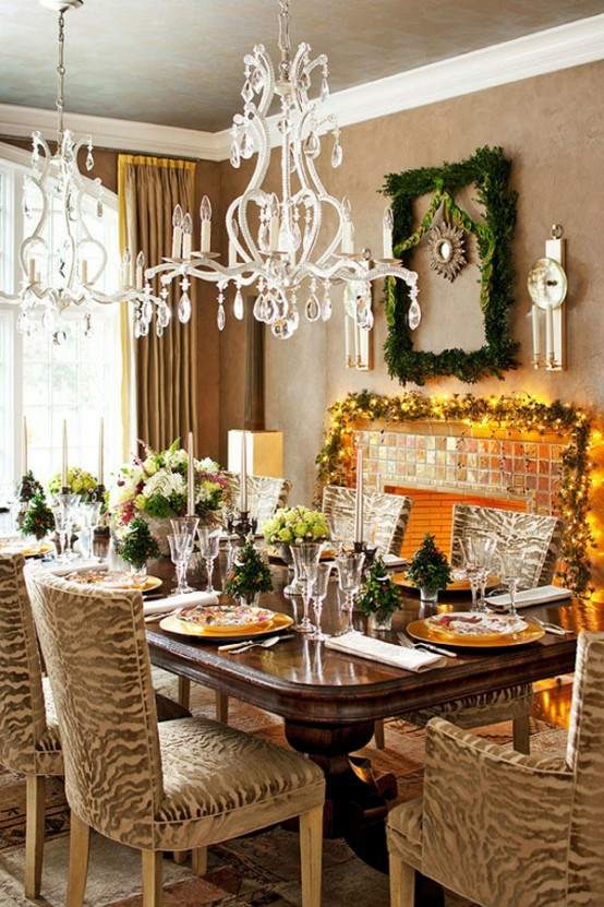 Une table de Noël décorée soigneusement idée fête 
