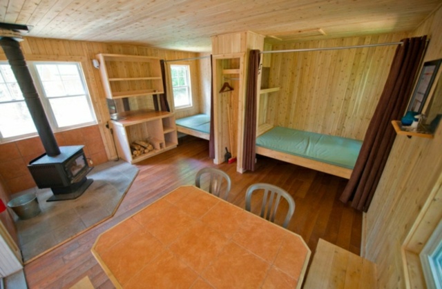 aménagement intérieur rustique idée table de salon lit étagères en bois