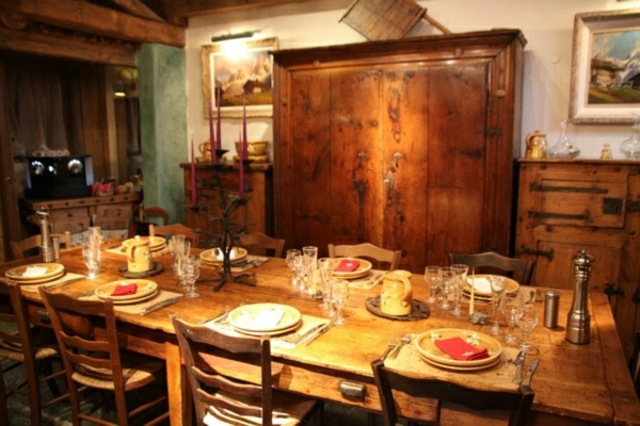 cuisine table bois rustique design déco tableaux chaise en bois armoire