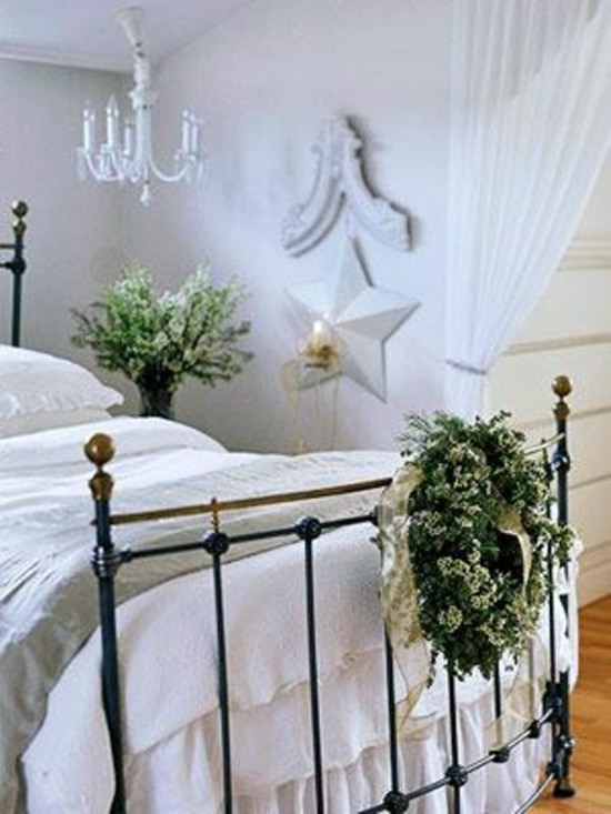 idées déco chambre avec couronne fleurs au lit