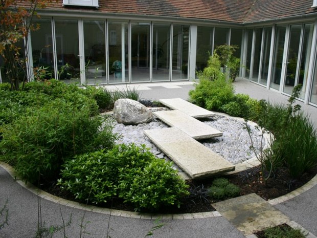 jardin paysager avec dalles en beton comme pont