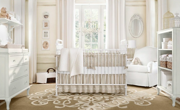 magnifique chambre bébé nuances blanc tapis ornemental