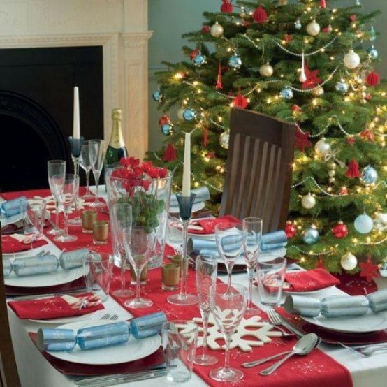 Déco de table en rouge sapin coin cheminée blanc et  bleu