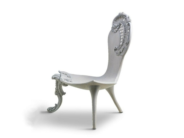béton comme sculpture autre chaise très intéressante aux motifs classiques