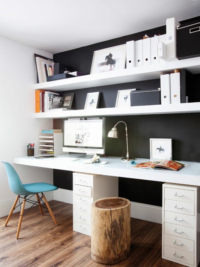 Bureau blanc minimaliste avec une chaise colorée contraste bleue 