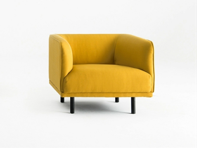 Petit fauteuil jaune par Grado Design Furnitures minimaliste pieds courts 