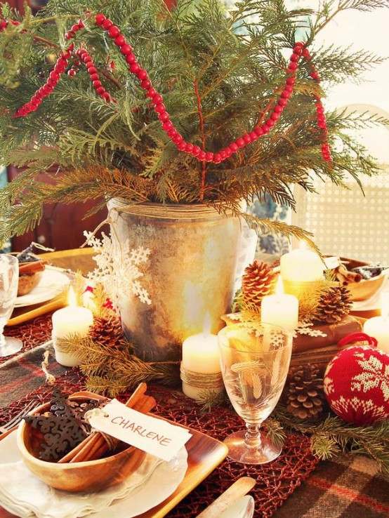 Décoration Noël très naturelle sapin bougies pomme de pin
