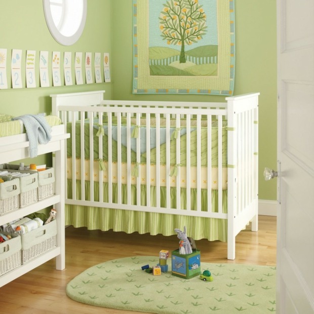 petite chambre pour bébé où règnent nuances vert