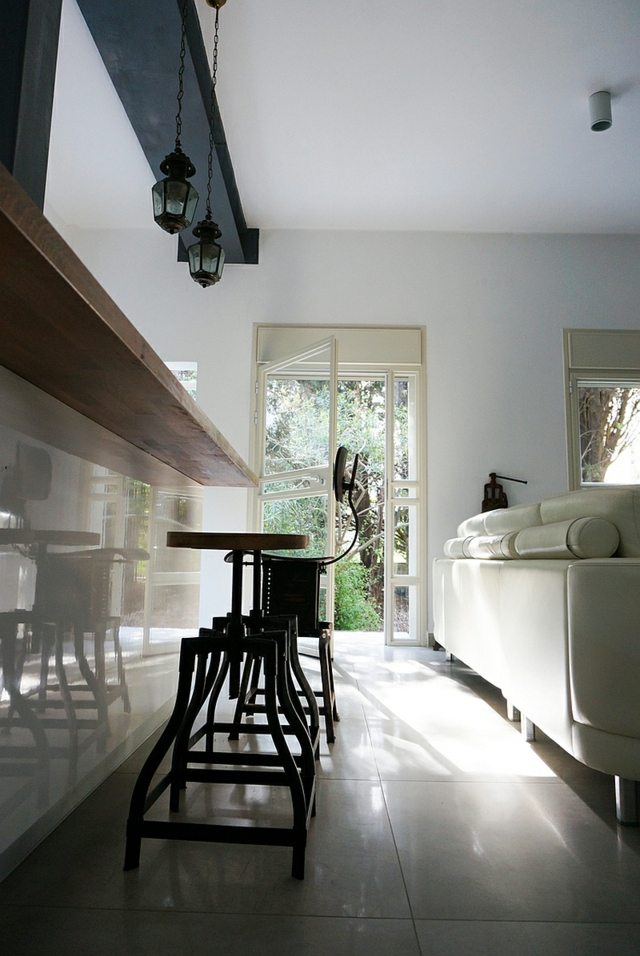 Appartement rénové meubles blanc usage de l'espace ingénieux 