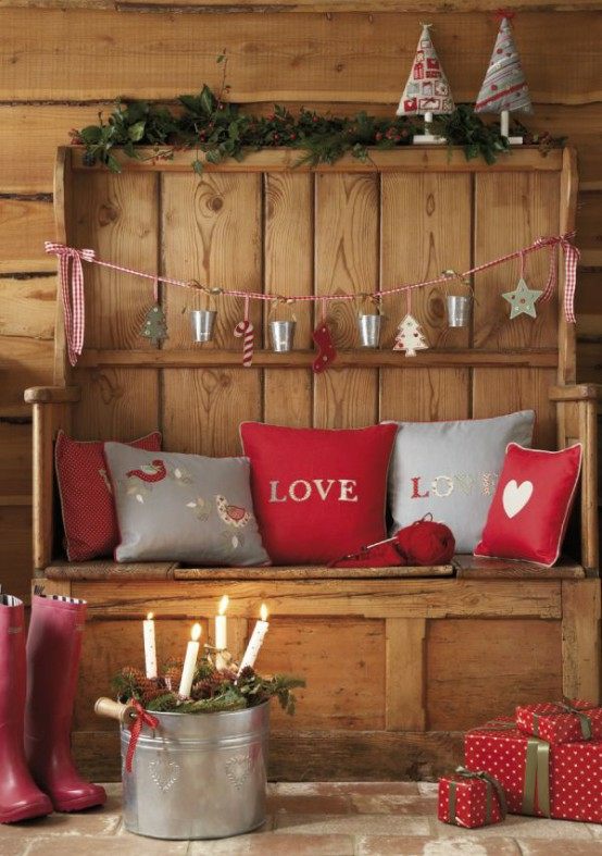 Coussins et déco en rouge et gris Noël maison ambiance 