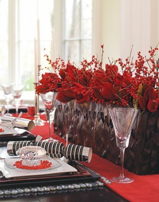 Fleurs rouges pour une déco de table maison élégance