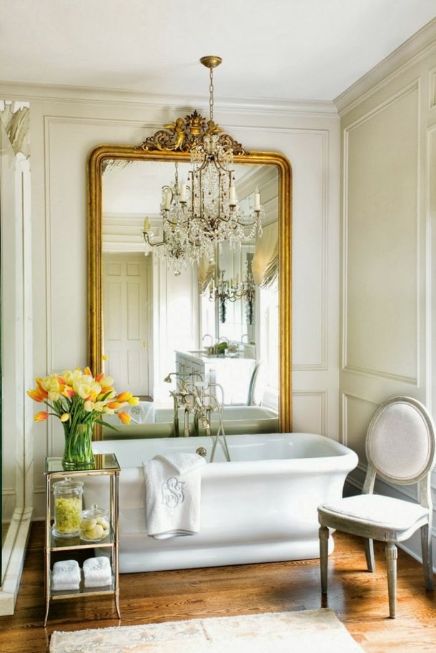 Endroit grand miroir  salle de bains baignoire 