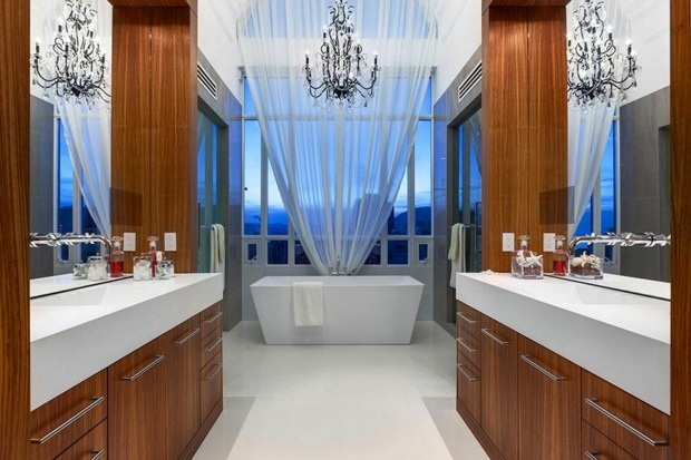 salle de bain luxueuse rideaux baldaquins lustre glamour