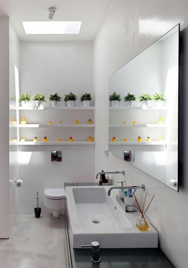 salle de bain minimaliste etageres ornées plantes