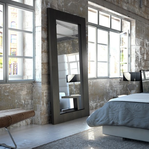 Appartements style industriel grand miroir dans chambre à coucher 